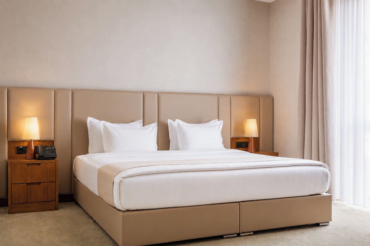 Minibar, escriptori i espai de treball apte per a portàtils 