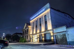 Fachada de la propiedad por la tarde o noche