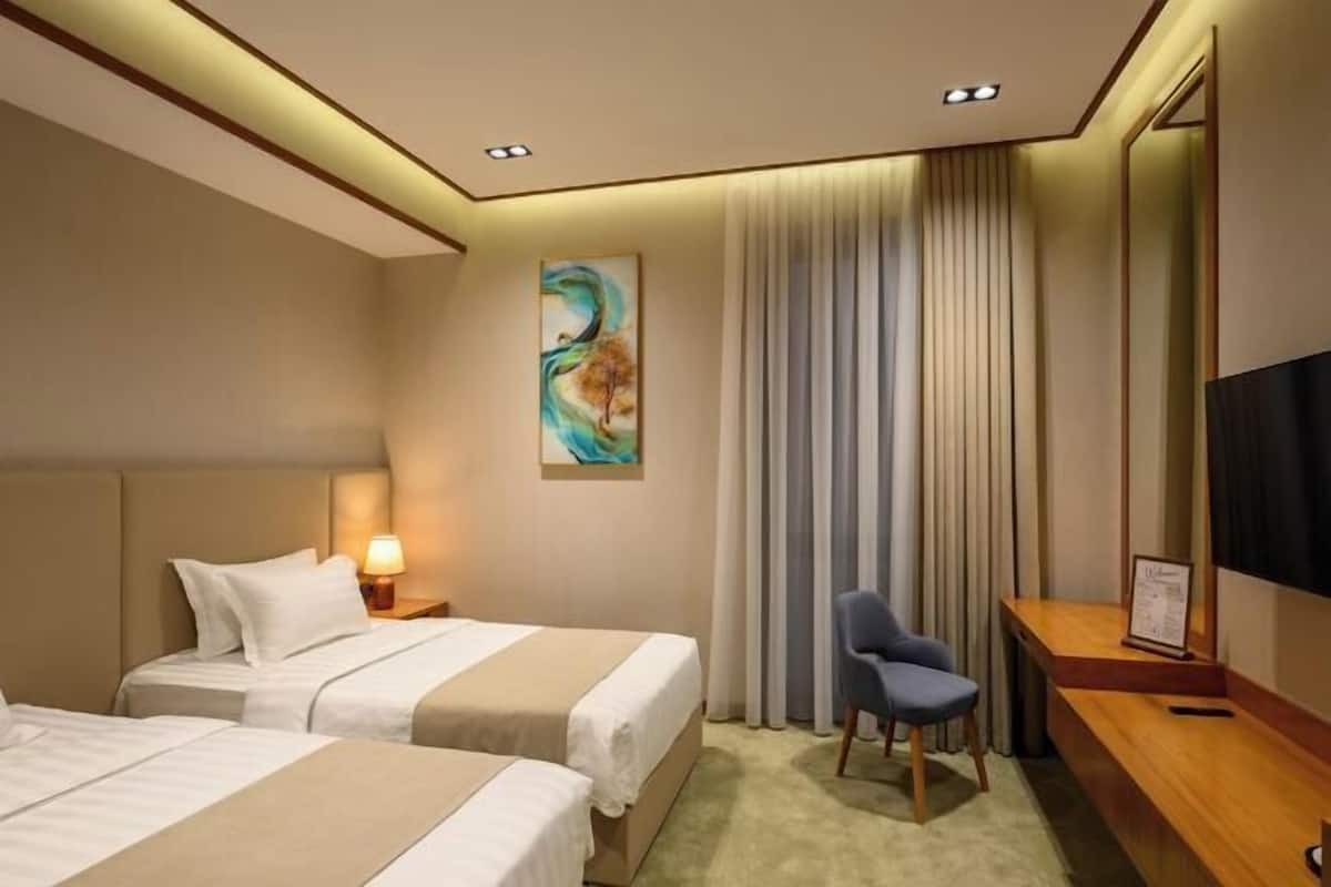 Minibar, escritorio y espacio para trabajar con laptop