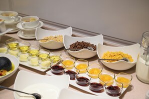 A buffet table with various food items and beverages. - Consti Hotel Tashkent (Tashkent)