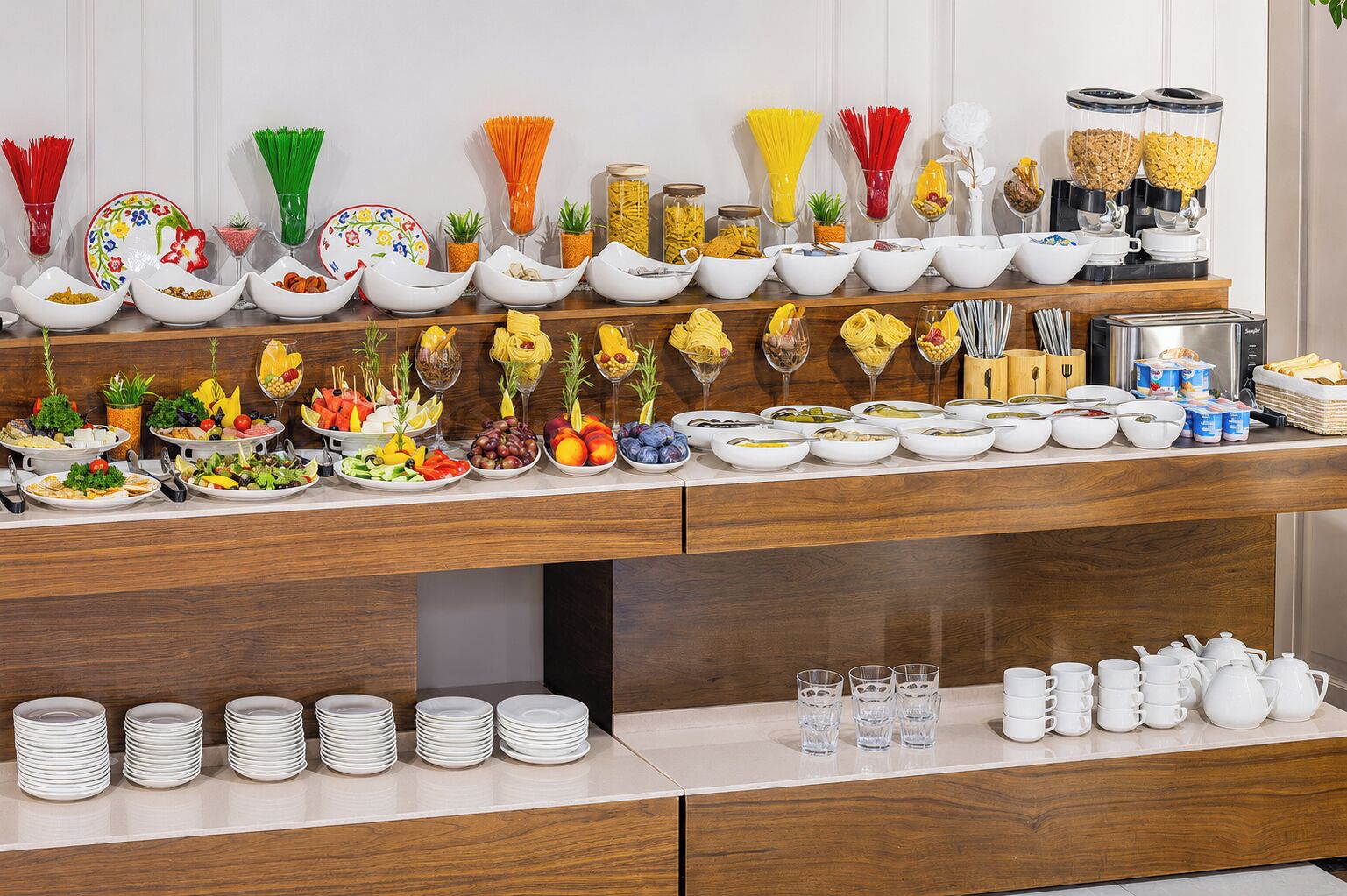 Un buffet proposant une variété de plats et d'ustensiles.