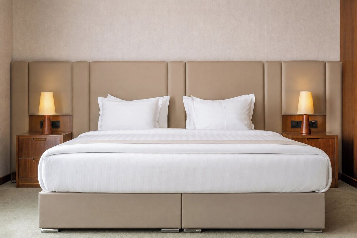 Minibar, escriptori i espai de treball apte per a portàtils 