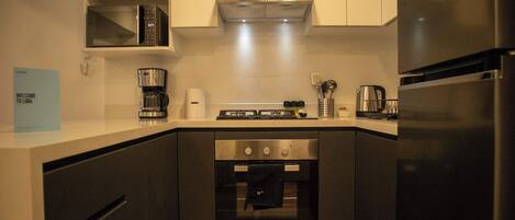 Réfrigérateur, micro-ondes, four, plaque de cuisson