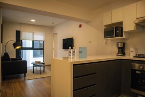 Kjøleskap, mikrobølgeovn, ovn og kokeplater