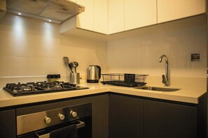 Fridge, microwave, oven, stovetop - w* | Fascinating 2BR with Deco in Miraflores (Miraflores)