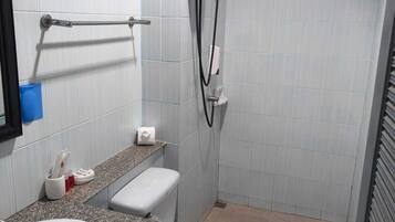 Jubah mandi, sandal, sabun, dan tisu toilet