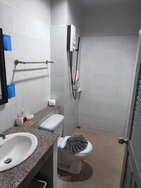 برانس (أردية) حمّام، خف للقدمين، صابون، ورق حمّام