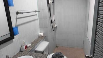 Jubah mandi, sandal, sabun, dan tisu toilet