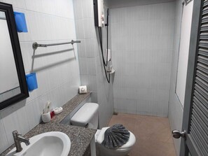 برانس (أردية) حمّام، خف للقدمين، صابون، ورق حمّام