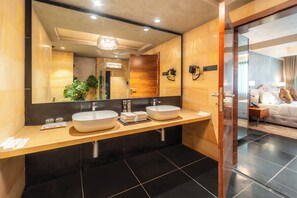 Executive suite, balkon, uitzicht op de stad | Badkamer | Pantoffels