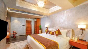 Caja de seguridad en la habitación y tabla de planchar con plancha