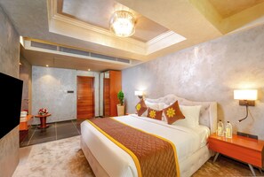 Executive suite, balkon, uitzicht op de stad | 1 slaapkamer, een kluis op de kamer, een strijkplank/strijkijzer