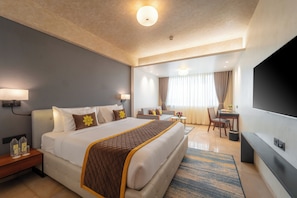 In-room safe, iron/ironing board, free WiFi, wheelchair access - Jardin hotels teen imli (Indore)