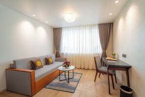 Caja de seguridad en la habitación y tabla de planchar con plancha