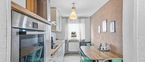 Fridge, oven, stovetop, dishwasher