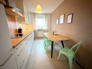 Fridge, oven, stovetop, dishwasher