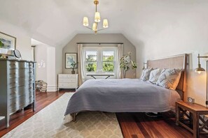 2 bedrooms, desk, iron/ironing board, WiFi