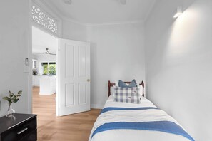 5 bedrooms, iron/ironing board, travel crib, WiFi - Paddock View Ranch in the Sunny Coast Countryside (Belli Park)