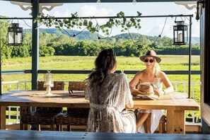 Outdoor dining - Paddock View Ranch in the Sunny Coast Countryside (Belli Park)