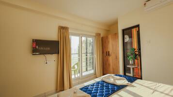 Premium Triple Room, Balcony | Premium bedding, memory-foam beds, in-room safe, desk