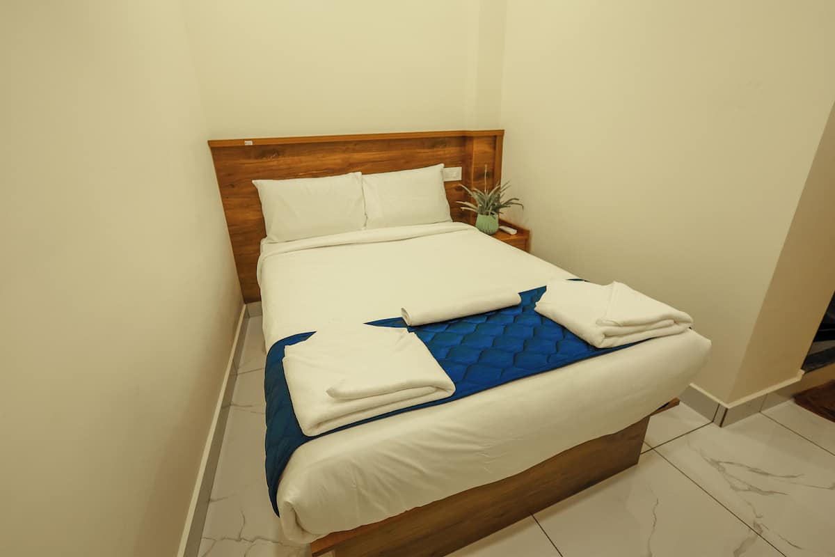1 bedroom, premium bedding, memory-foam beds, in-room safe