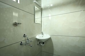 Toallas, jabón, shampoo, papel higiénico