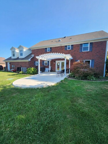 Spacious Retreat Near Eagle Creek Park – Modern Comfort & Entertainment
