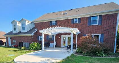 Spacious Retreat Near Eagle Creek Park – Modern Comfort & Entertainment