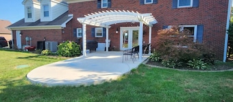 Spacious Retreat Near Eagle Creek Park – Modern Comfort & Entertainment