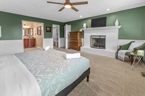 4 bedrooms, desk, iron/ironing board, WiFi