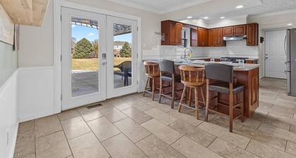 Spacious Retreat Near Eagle Creek Park – Modern Comfort & Entertainment