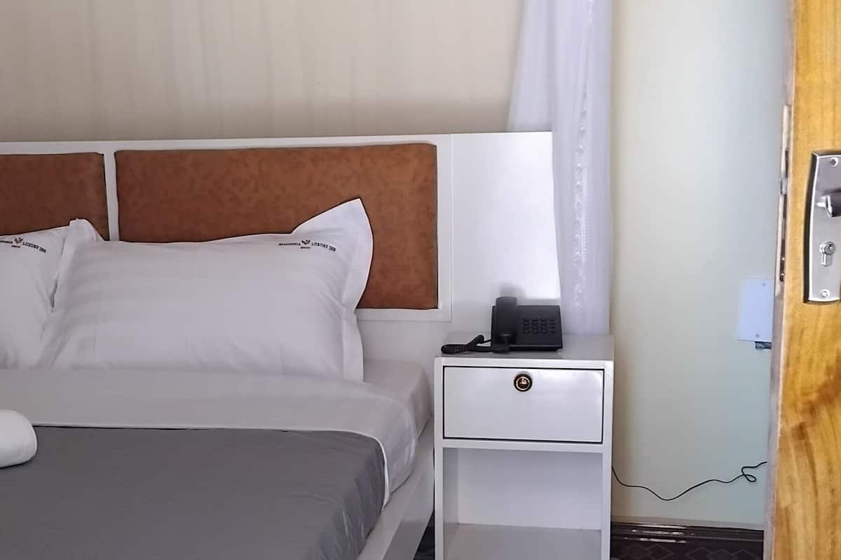 Standaard tweepersoonskamer, balkon | Een bureau, een laptopwerkplek, gratis wifi
