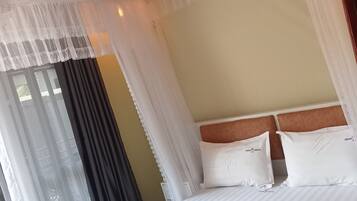 Standaard tweepersoonskamer, balkon | Een bureau, een laptopwerkplek, gratis wifi