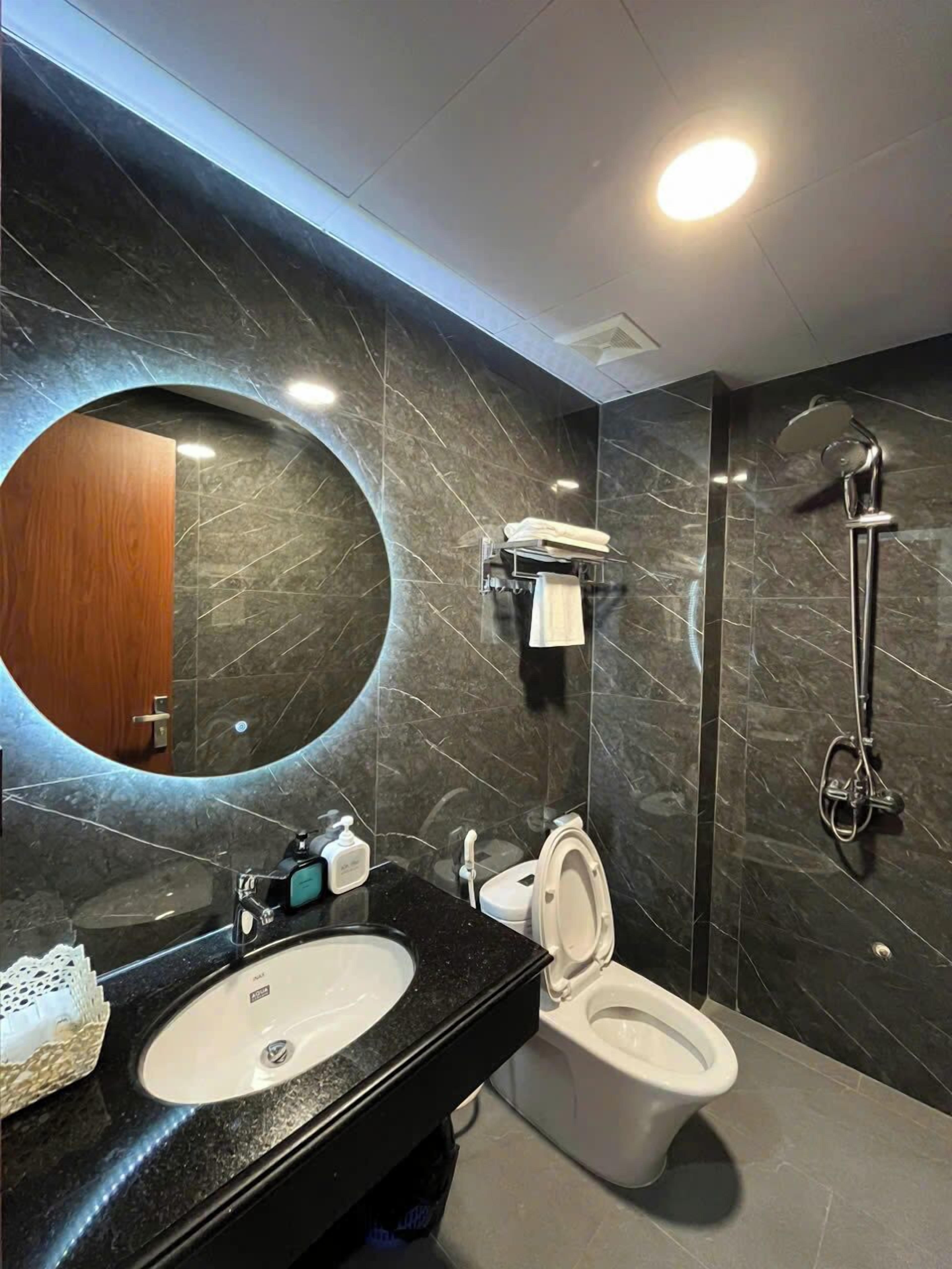 Superior Room | Bathroom | Combined shower/tub, free toiletries, hair dryer, slippers