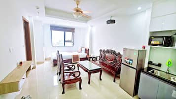 Basic Suite | Living area | TV