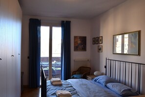 2 bedrooms, iron/ironing board, WiFi, bed sheets - 1 minute walk to Piazza del Campo Very spacious apartment (Siena)