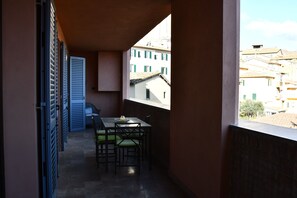 Outdoor dining - 1 minute walk to Piazza del Campo Very spacious apartment (Siena)