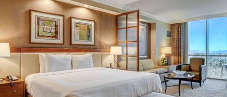 Escritorio, tabla de planchar con plancha, wifi y ropa de cama