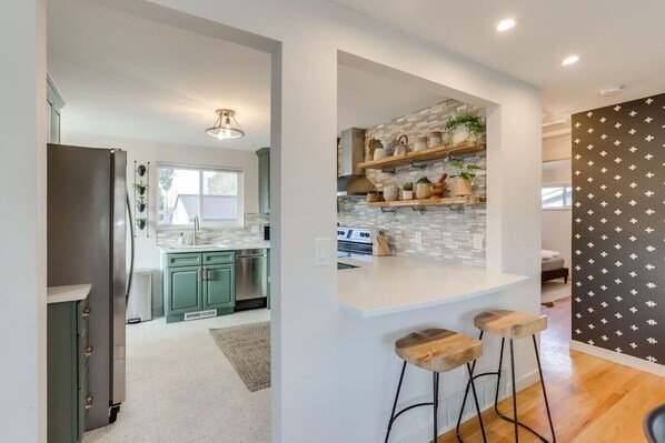 Réfrigérateur, micro-ondes, four, plaque de cuisson