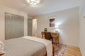 4 slaapkamers, een bureau, een strijkplank/strijkijzer, gratis wifi