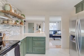 Een koelkast, een microgolfoven, een oven, een kookplaat