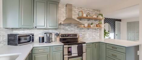 Réfrigérateur, four à micro-ondes, un four, surface de cuisson