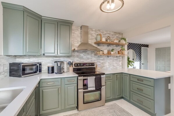 Een koelkast, een microgolfoven, een oven, een kookplaat