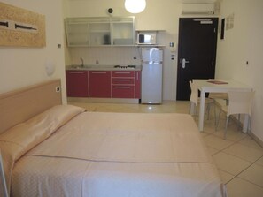 Bügeleisen/Bügelbrett, Internetzugang, Bettwäsche