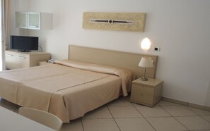 Iron/ironing board, Internet, bed sheets