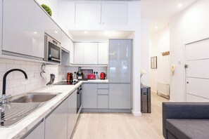 Frigorifero, microonde, forno, piano cottura