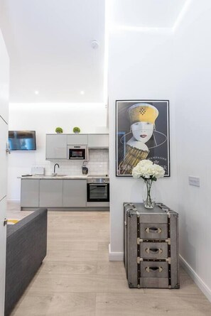 Geladeira, micro-ondas, fogão, cooktop