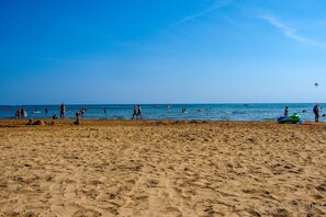 Beach - Three-room flat with pool (Bibione)
