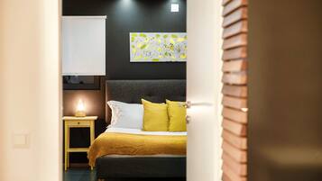 1 dormitori, caixa forta a l'habitació i planxa i posts de planxar