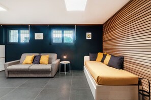 TV - Between the hills bordering Italy (Modern Flat) (Vacallo)